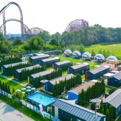Noc w Energylandii to marzenie! Widok na domki, basen i gigantyczne rollercoastery.