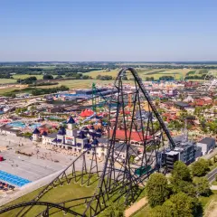 Widok z lotu ptaka na Energylandię, park rozrywki z licznymi atrakcjami, w tym roller coasterami i wodnym światem. Park zajmuje znaczną powierzchnię, odpowiadającą wielu hektarom.