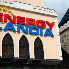 Logo Energylandii z gwiazdkami. Zastanawiasz się, ile kosztuje Energylandia? Cennik znajdziesz na stronie parku.