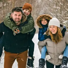 Rodzina cieszy się zimową wycieczką, szukając trójmiasto atrakcje dla dzieci zimą. Radosne twarze i śnieżne krajobrazy.