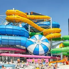 Kolorowe zjeżdżalnie wodne w Aquaparku Fala – jedne z najlepszych aquaparków w Polsce.