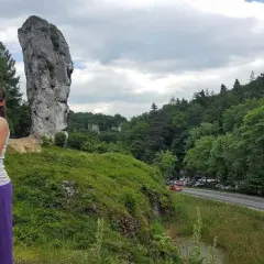 Kobieta w ciąży cieszy się pięknym krajobrazem, idealnym miejscem, gdzie na wakacje w ciąży.