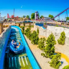 Energylandia: wodna przejażdżka dla całej rodziny, idealna dla dzieci do 140 cm. W tle widać rollercoastery i wieżę widokową.