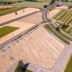 Ogromny parking Energylandia, gotowy na tłumy. Zastanawiasz się nad energylandia parking cena?