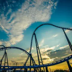 Tor roller coasteru w Energylandii, zapraszający do zjazdu w **abyssus przeciążenia** pod błękitnym niebem.