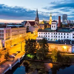 Wieczorne miasto, kościoły i fabryki. Idealne miejsce, by zastanowić się, co robić w Łodzi w niedzielę.