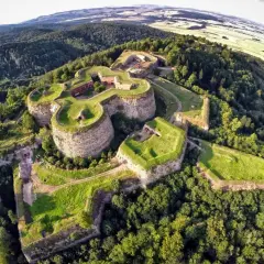 Forteca Srebrna Góra, jeden z najpiękniejszych zamków na Dolnym Śląsku, w otoczeniu zielonych lasów.