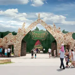 Kamienna brama "Magiczne Ogrody" zaprasza na niezapomniane atrakcje dla młodzieży w Polsce.