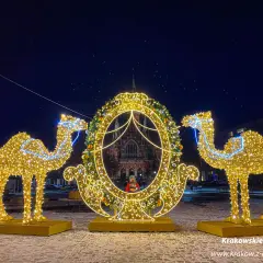 Święta w Krakowie: świetlne wielbłądy i ozdobna brama z widokiem na kościół. Magiczna noc.
