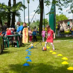 Aktywne zabawy i konkurencje sportowe dla dzieci i rodziców, które łączą