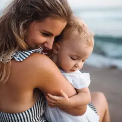 Mama tuli niemowlaka nad morzem. Idealne miejsce, gdzie na wakacje z niemowlakiem za granicą.