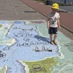 Chłopiec na mozaikowej mapie, idealne miejsce na weekendowe odkrycia w Szczecinie. Atrakcje dla dzieci czekają!