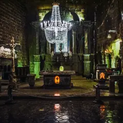 Wnętrze kaplicy w kopalniach soli w Wieliczce i Bochni. Kryształowy żyrandol, ołtarz i krzyż wyrzeźbione w soli.
