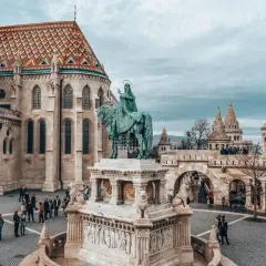Rycerz na koniu przed kościołem w Budapeszt. Stare miasto zachwyca architekturą i widokami.