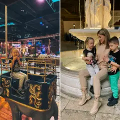 Dzieci bawią się w wesołym miasteczku. Jedno dziecko siedzi w ozdobnej łodzi, a mama z dwójką dzieci odpoczywa przy fontannie.