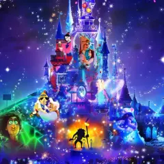 Magiczny zamek w Disneylandzie rozświetlony fajerwerkami i postaciami z bajek. Marzysz o takich **Disneyland bilety**?