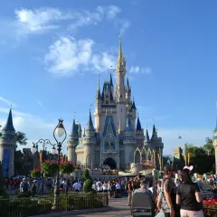 Tłum ludzi przed zamkiem w Disneylandzie. Ile jest disneylandów na świecie? Ten jeden jest magiczny!