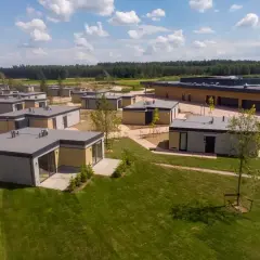 Nowoczesne domki w otoczeniu zieleni, idealne na wypoczynek. Pomyśl, co zabrać do Suntago, by w pełni cieszyć się relaksem!