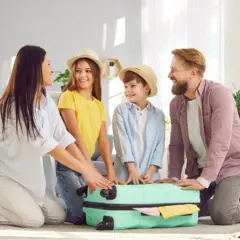 Rodzina pakuje walizki na wakacje. Radość i podekscytowanie towarzyszą im w podróże z dzieckiem.