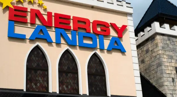 Logo Energylandii z gwiazdkami. Zastanawiasz się, ile kosztuje Energylandia? Cennik znajdziesz na stronie parku.