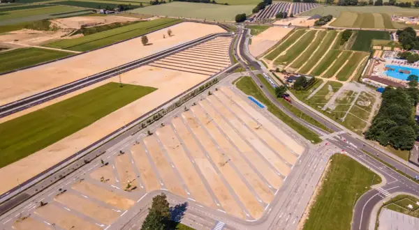 Ogromny parking Energylandia, gotowy na tłumy. Zastanawiasz się nad energylandia parking cena?