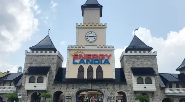 Wejście do Energylandii z napisem i zegarem na wieży.