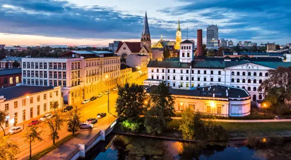 Wieczorne miasto, kościoły i fabryki. Idealne miejsce, by zastanowić się, co robić w Łodzi w niedzielę.