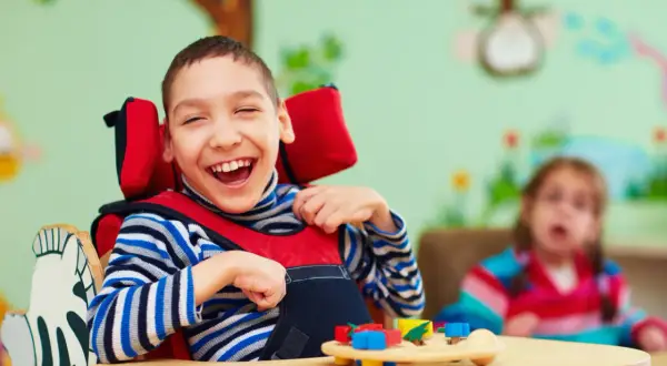 Co się należy dziecku z autyzmem? Kluczowe wsparcie i świadczenia