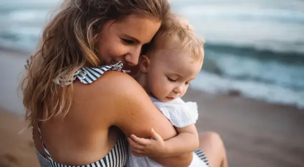 Mama tuli niemowlaka nad morzem. Idealne miejsce, gdzie na wakacje z niemowlakiem za granicą.