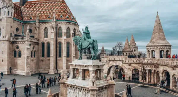 Rycerz na koniu przed kościołem w Budapeszt. Stare miasto zachwyca architekturą i widokami.