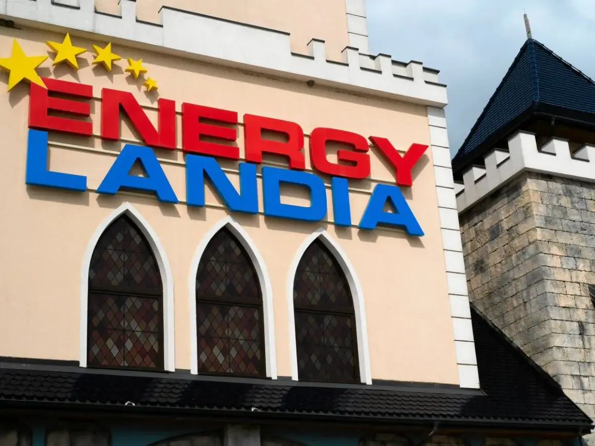 Logo Energylandii z gwiazdkami. Zastanawiasz się, ile kosztuje Energylandia? Cennik znajdziesz na stronie parku.