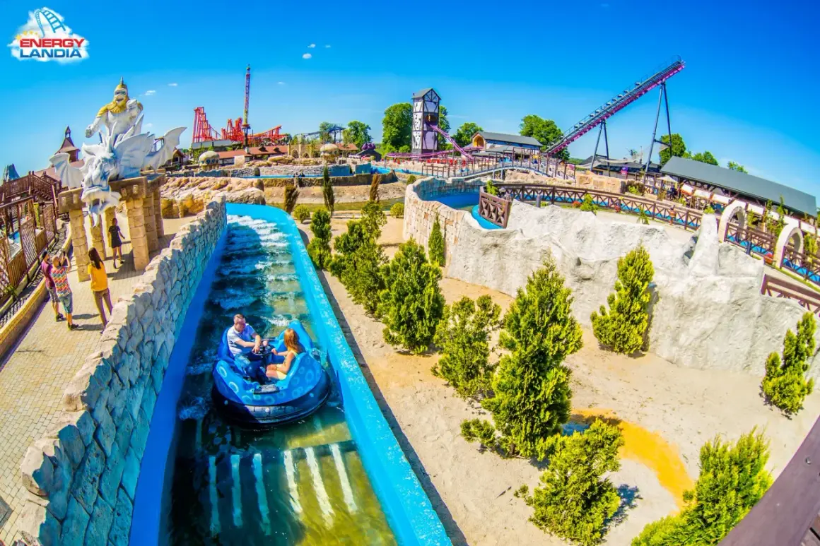 Energylandia: wodna przejażdżka dla całej rodziny, idealna dla dzieci do 140 cm. W tle widać rollercoastery i wieżę widokową.