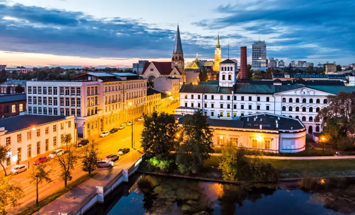 Wieczorne miasto, kościoły i fabryki. Idealne miejsce, by zastanowić się, co robić w Łodzi w niedzielę.
