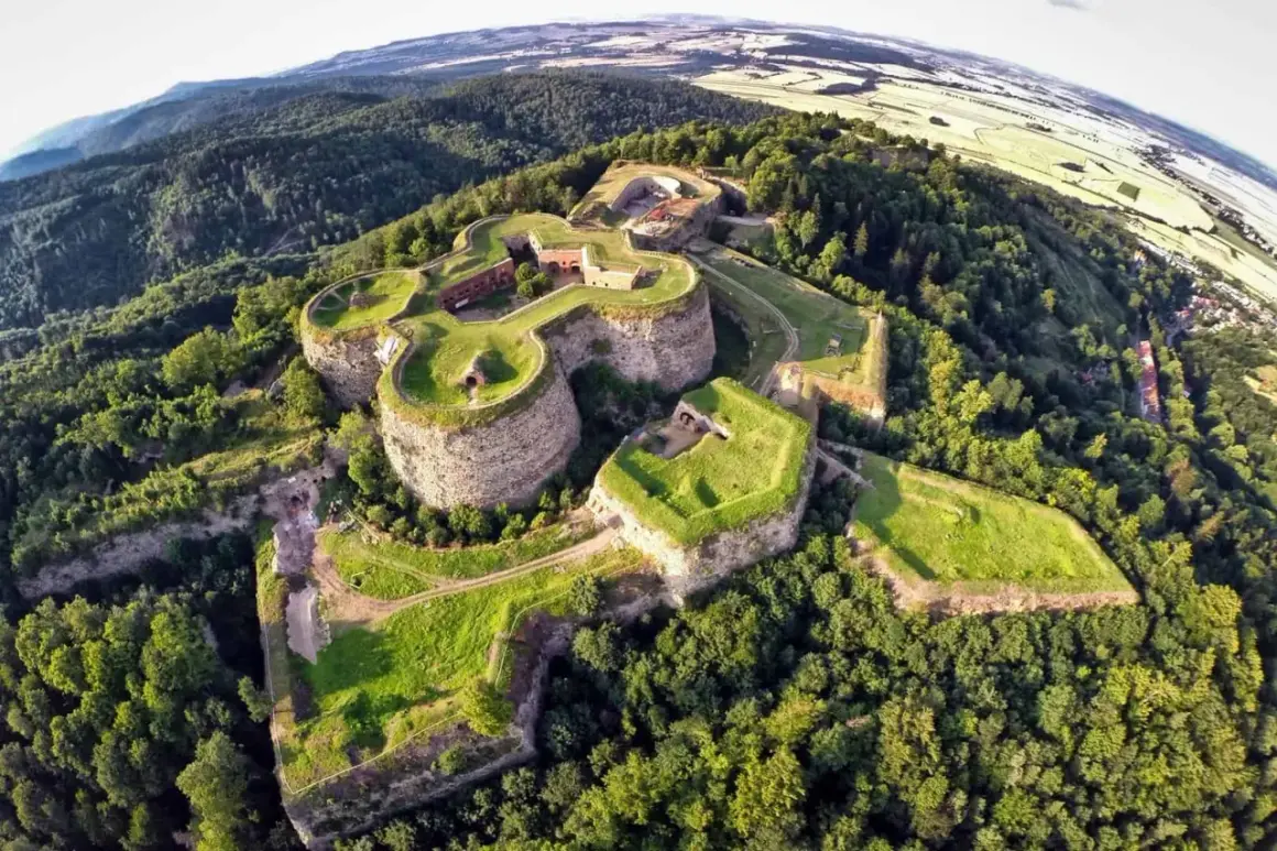Forteca Srebrna Góra, jeden z najpiękniejszych zamków na Dolnym Śląsku, w otoczeniu zielonych lasów.