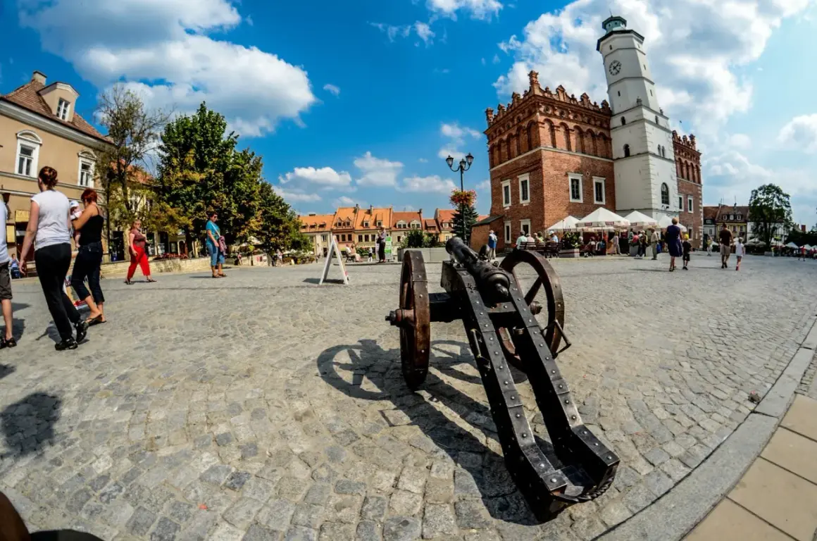 Rynek w Sandomierzu, z armatą i ratuszem, to jedne z atrakcji 100 km od Sandomierza.