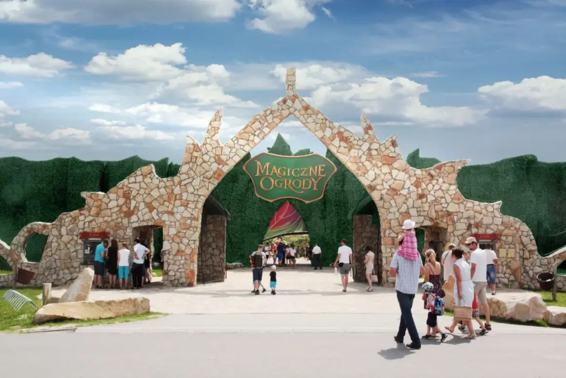 Kamienna brama "Magiczne Ogrody" zaprasza na niezapomniane atrakcje dla młodzieży w Polsce.