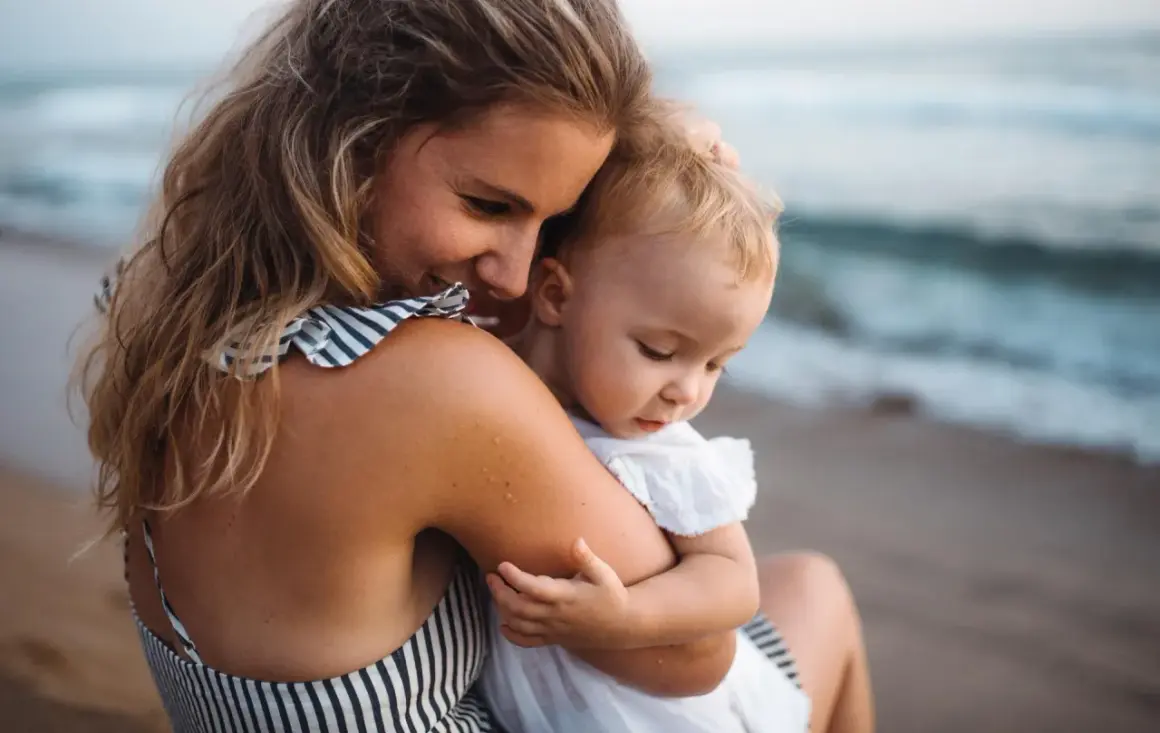 Mama tuli niemowlaka nad morzem. Idealne miejsce, gdzie na wakacje z niemowlakiem za granicą.