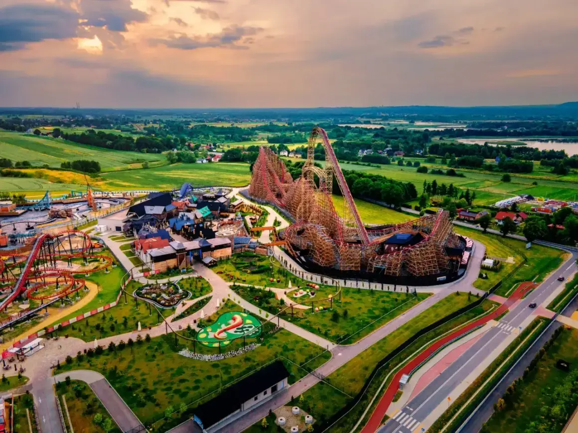 Widok z lotu ptaka na park rozrywki Energylandia z drewnianą kolejką górską. Zastanawiasz się, ile kosztuje bilet do Energylandii?