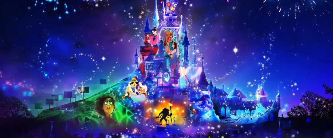 Magiczny zamek w Disneylandzie rozświetlony fajerwerkami i postaciami z bajek. Marzysz o takich **Disneyland bilety**?