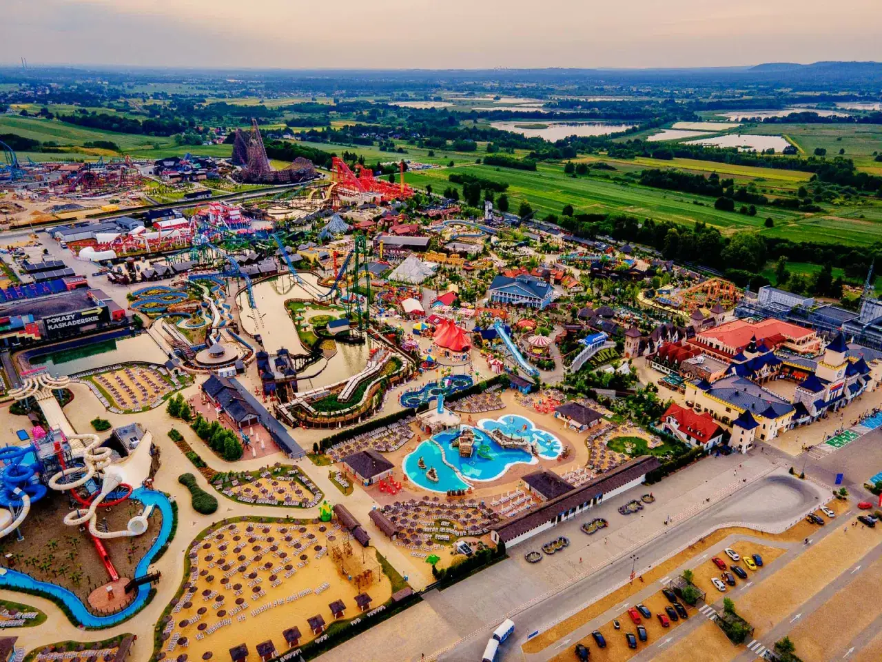 Widok z lotu ptaka na park rozrywki Energylandia, pełen atrakcji, zjeżdżalni wodnych i kolejek górskich. Idealne miejsce na rodzinny kalendarz pełen wrażeń.