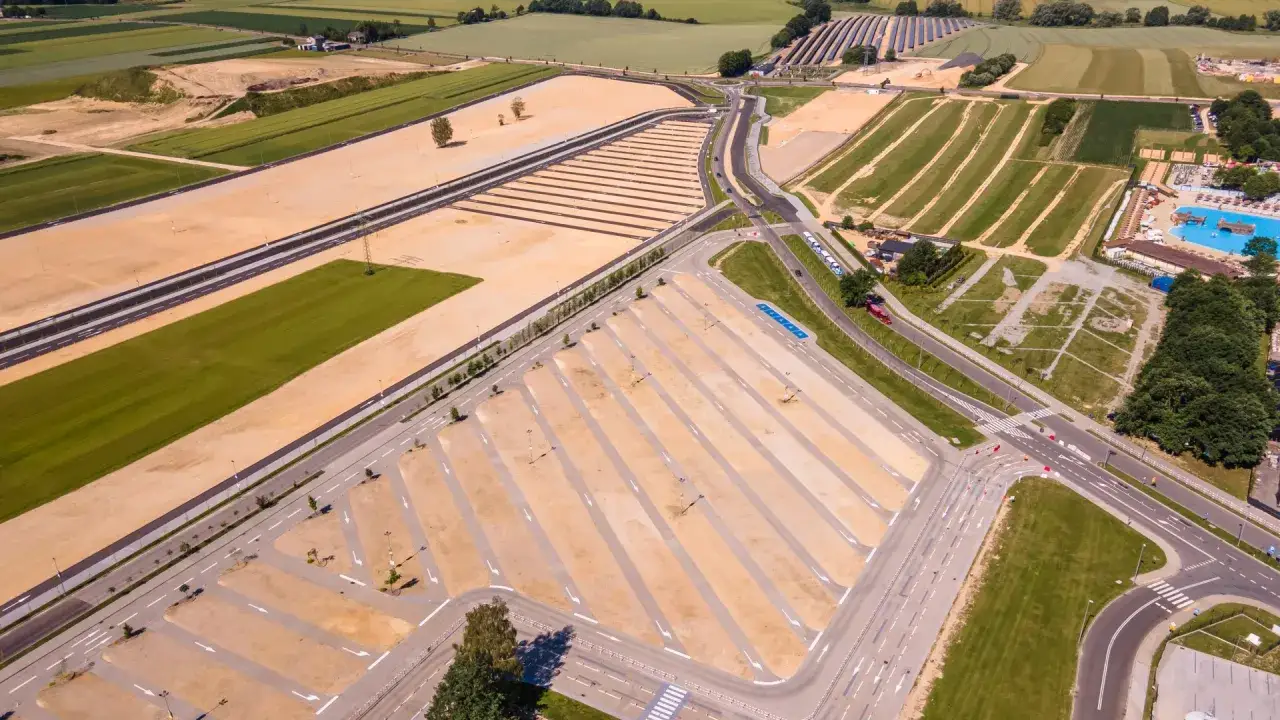 Ogromny parking Energylandia, gotowy na tłumy. Zastanawiasz się nad energylandia parking cena?