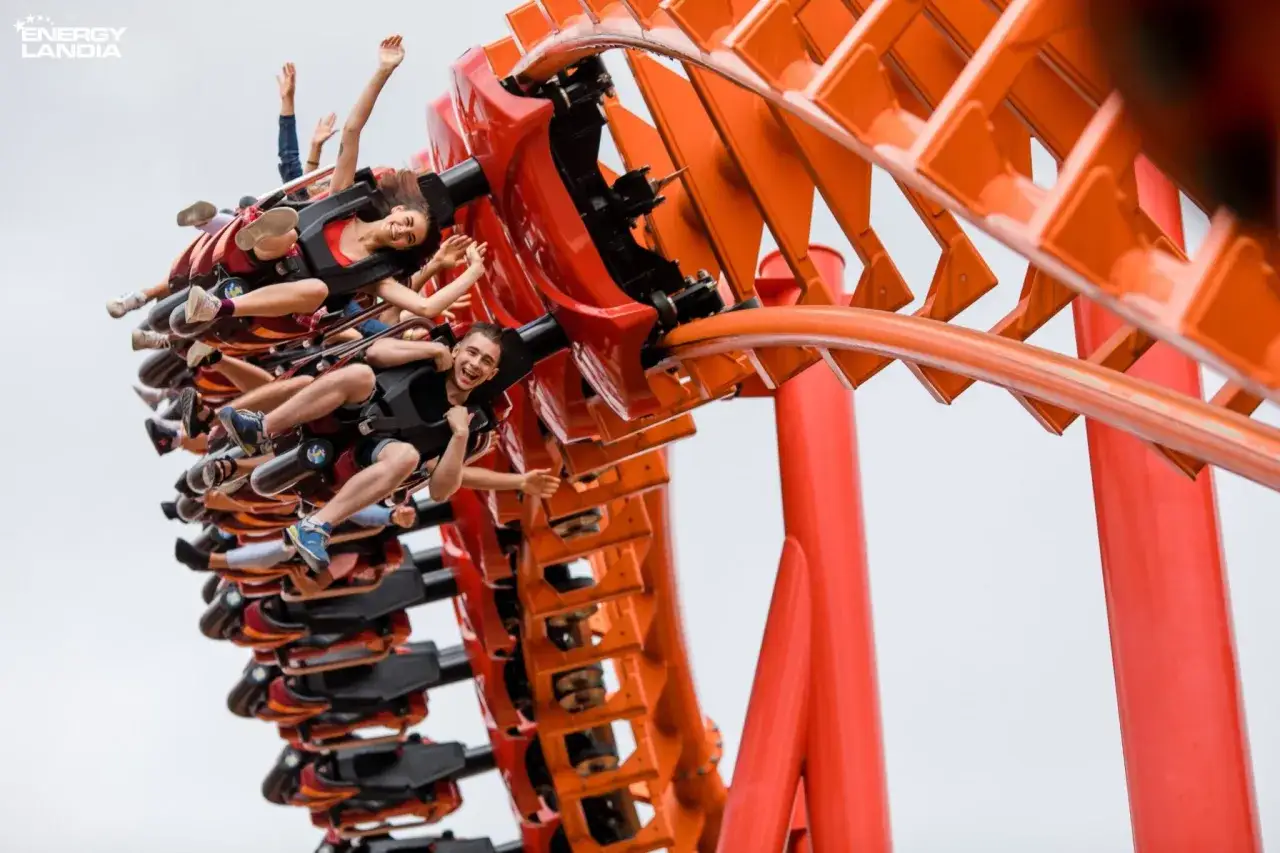 Energylandia bilety VIP gwarantują niezapomniane emocje na rollercoasterze. Ludzie krzyczą z radości, lecąc w dół.