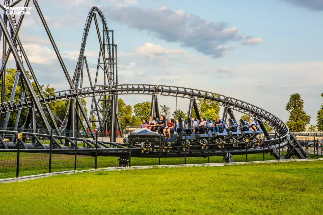 Pasażerowie na kolejce górskiej Hyperion w Energylandii przeżywają emocjonującą podróż po zakręconych torach.