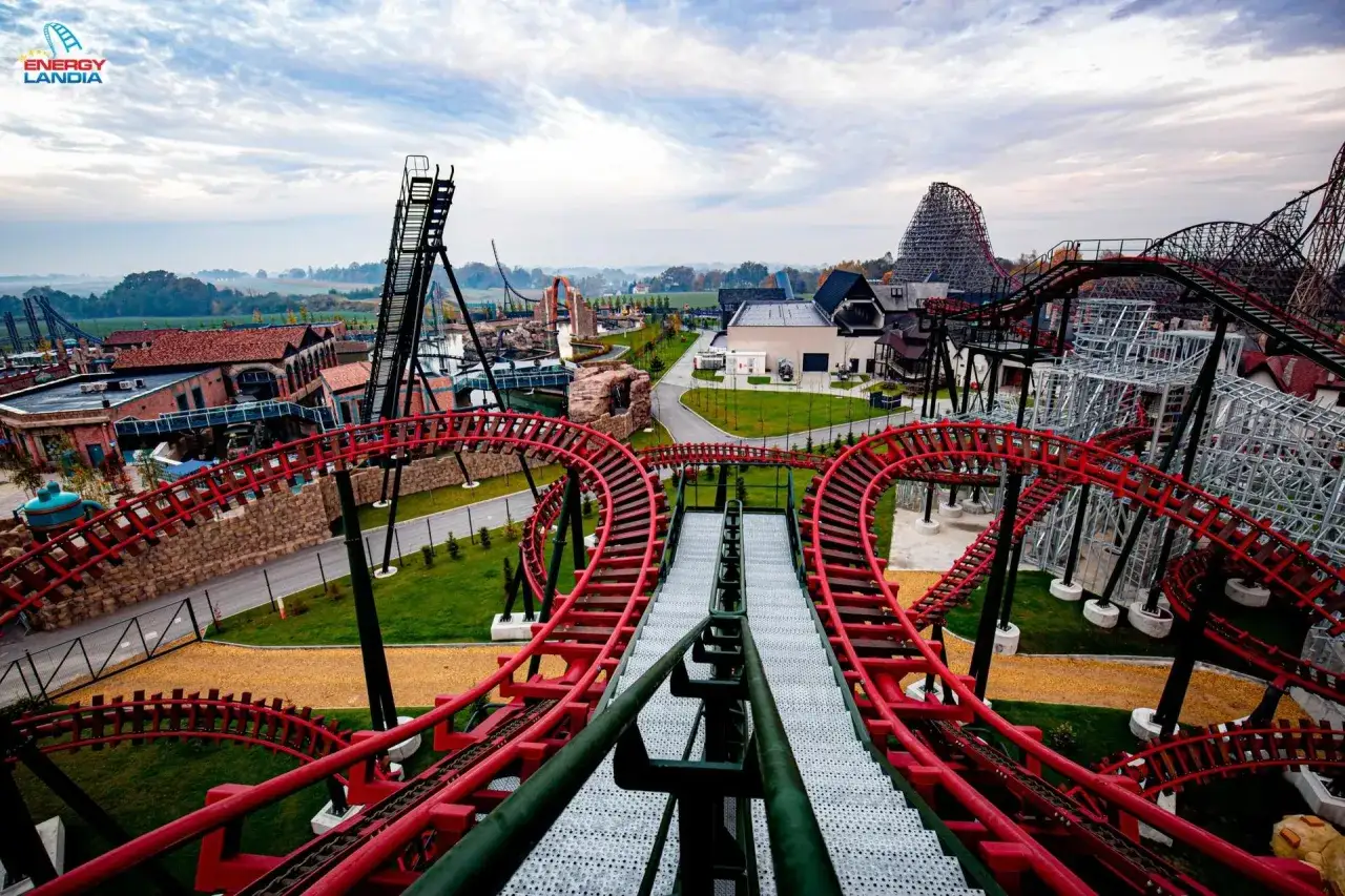 Widok na rollercoaster w Energylandii, zapowiadający energylandia nowe atrakcje.