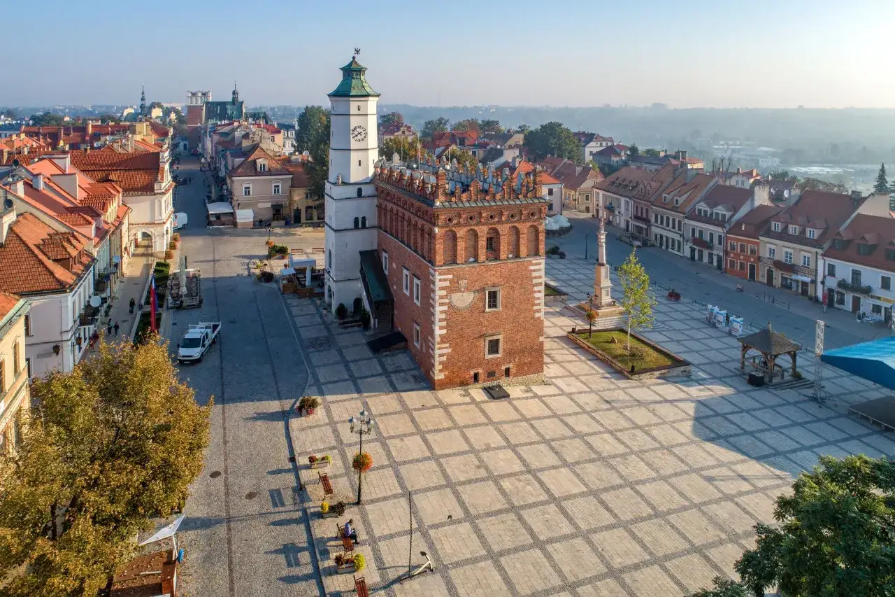 Rynek w Kazimierzu Dolnym z ratuszem i kamieniczkami. Idealne miejsce na jednodniową wycieczkę, to jedne z wielu atrakcji 100 km od Sandomierza.