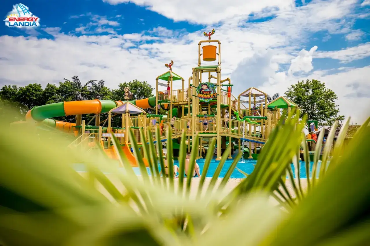 Energylandia atrakcje dla dzieci do 140 cm: kolorowy wodny plac zabaw z zjeżdżalniami i basenem.