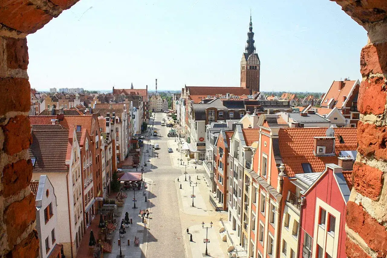 Widok na ulicę Starego Miasta w Elblągu i okolice. Zobacz urokliwe kamienice i wieżę kościoła.