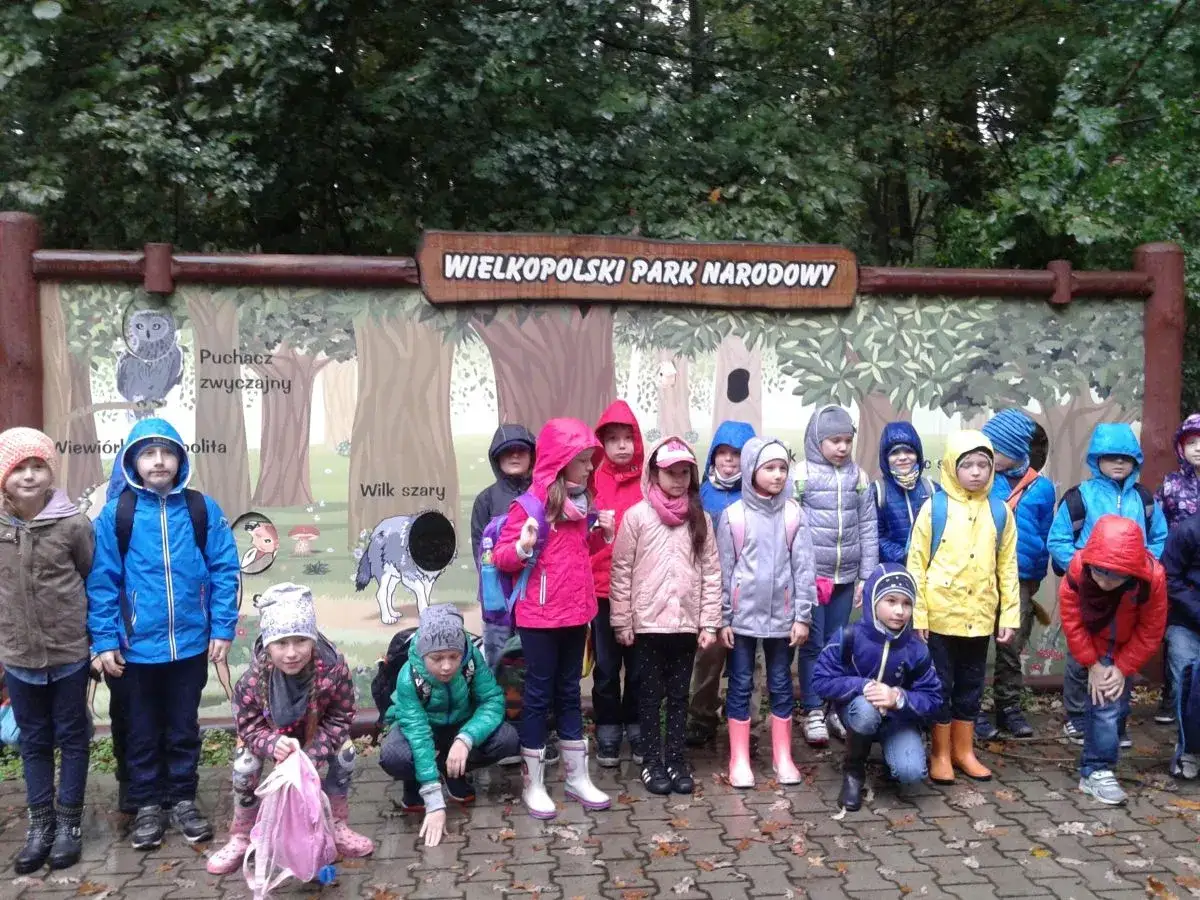 Dzieci na wycieczce w Wielkopolskim Parku Narodowym. Fajne pomysły na wycieczki klasowe, poznają przyrodę.