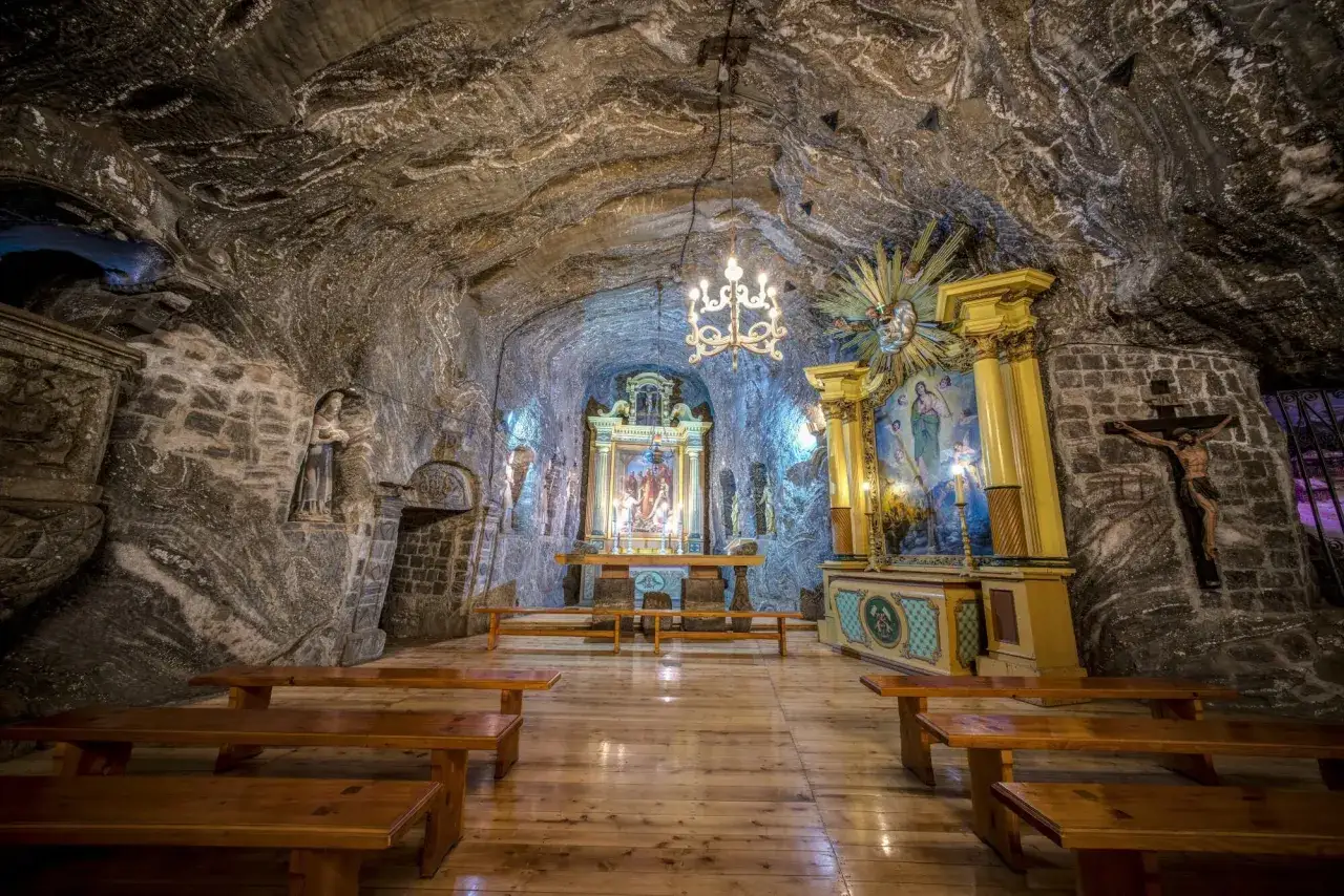 Kaplica w kopalni soli w Wieliczce, z ołtarzem i ławkami, wyrzeźbiona w soli.
