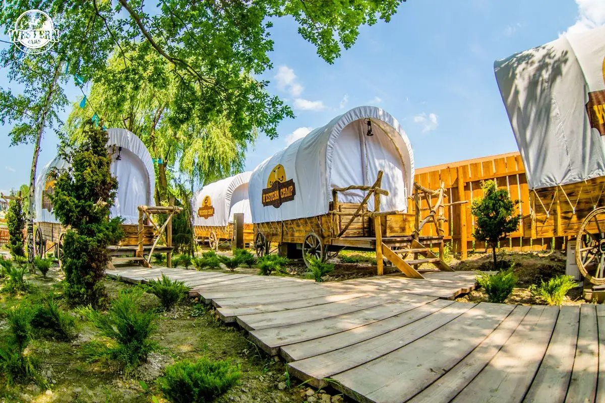 Wagonowe domki w Western Camp. Sprawdź nasz cennik i zarezerwuj pobyt w dzikim stylu!